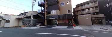 街の中の介護施設外観