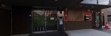 介護施設の外観と街の景色