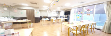 広々とした明るい介護施設の食堂
