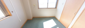広くて明るい部屋の内観