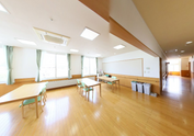 明るく広々とした介護施設内部