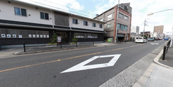 介護施設外観と交通状況