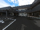 円形デザインの建物正面
