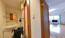 施設の廊下から見た居室と共用設備