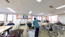 忙しく働くスタッフの働く場