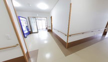 明るいケア施設の廊下