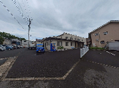 広がる駐車場と建物