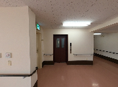 広々とした廊下の風景
