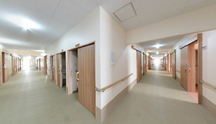 手すり付き廊下の施設