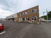 建物の外観と駐車場
