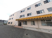 明るい外観の建物正面