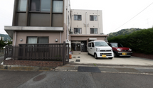 介護施設のエントランスと外観