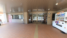 清潔感溢れる受付エリア