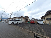 広々とした駐車場の外観