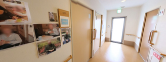 明るく広々とした介護施設の廊下