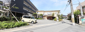 介護施設の入口と街並み