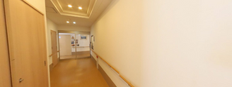 介護施設内の廊下の設計と雰囲気