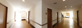 介護施設内部の明るい廊下