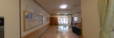 介護施設内の廊下と窓の光景