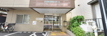 介護施設の入口と周辺環境