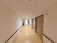 明るい廊下が広がる空間