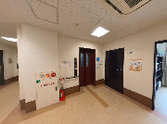 明るい廊下と部屋の入口