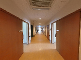 広々した廊下の風景