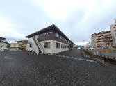 広々とした施設の外観