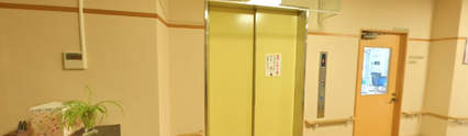ゆったりとした介護施設の通路