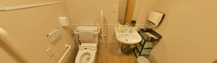 介護施設の清潔なトイレの一室