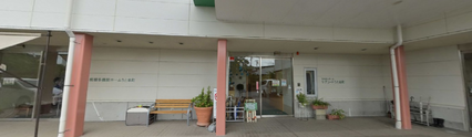 介護施設の正面と駐車場
