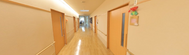 介護施設の廊下と扉が並ぶ内観