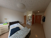 居室のベッドと洗面台