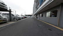 介護施設の外観と駐車場