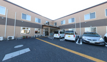 広々とした駐車スペース施設外観