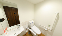 手すり付きのトイレ内装
