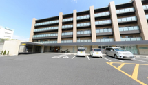 介護施設の明るい駐車場