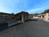広々とした建物外観