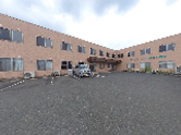 駐車場と外観の建物