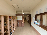 明るい入口の施設