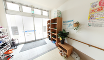清潔感あふれる受付と廊下の風景