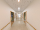 明るい廊下の風景