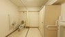 介護施設のトイレと廊下