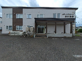 広大な駐車場の建物外観