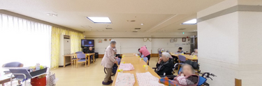 介護施設の明るい活動室