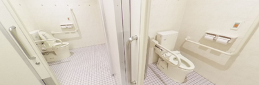 安全設計の広々としたトイレ