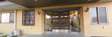 介護施設の玄関と周辺環境