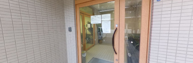 ケアホームのエントランスと周辺