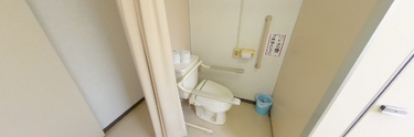 ケアホームの清潔なトイレ空間