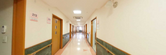 明るく清潔感のある施設内廊下
